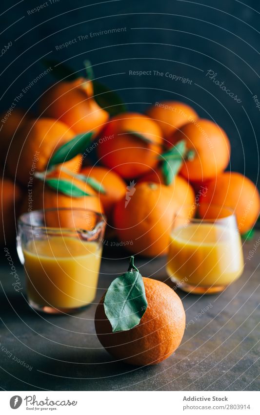 Orangensaft auf dem Tisch organisch Saft geschmackvoll Vitamin Zitrusfrüchte lecker trinken Biografie frisch Frucht Gesundheit Frühstück Glas Erfrischung süß