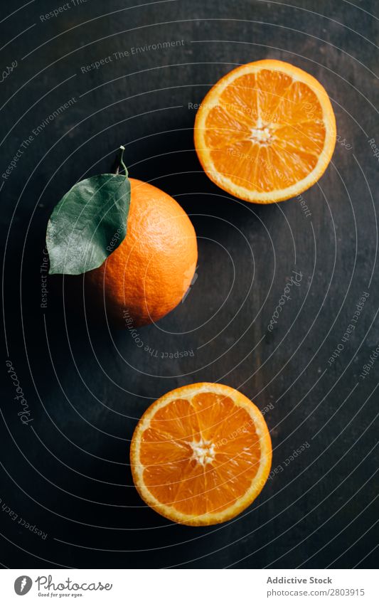 Orangensaft auf dem Tisch organisch Saft geschmackvoll Vitamin Zitrusfrüchte lecker trinken Biografie frisch Frucht Gesundheit Frühstück Glas Erfrischung süß