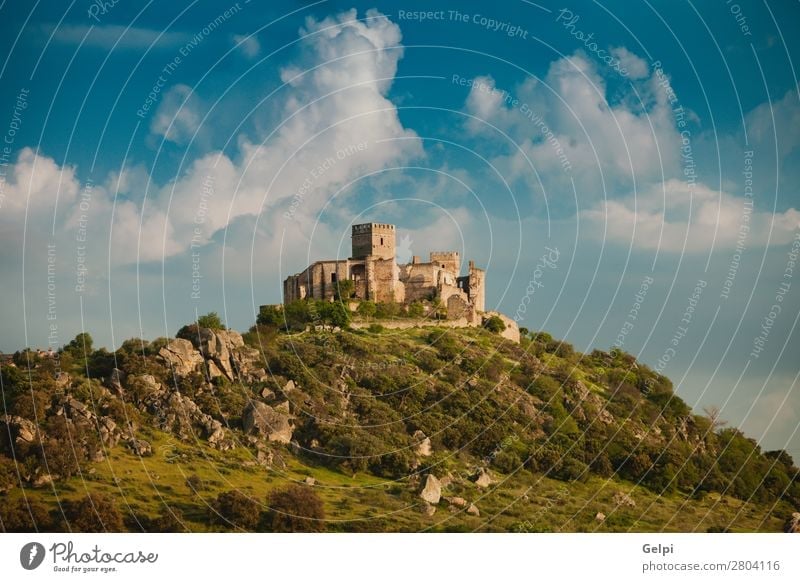 Schönes spanisches altes Schloss über einem Hügel und einem schönen Himmel. Ferien & Urlaub & Reisen Tourismus Berge u. Gebirge Landschaft Wolken Felsen Palast
