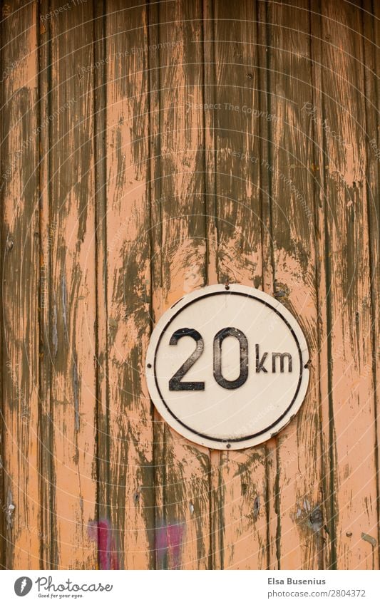 Holzwand mit Schild Hütte Ruine Tor Tür Zeichen Ziffern & Zahlen Schilder & Markierungen Hinweisschild Warnschild Verkehrszeichen alt Rätsel Farbfoto