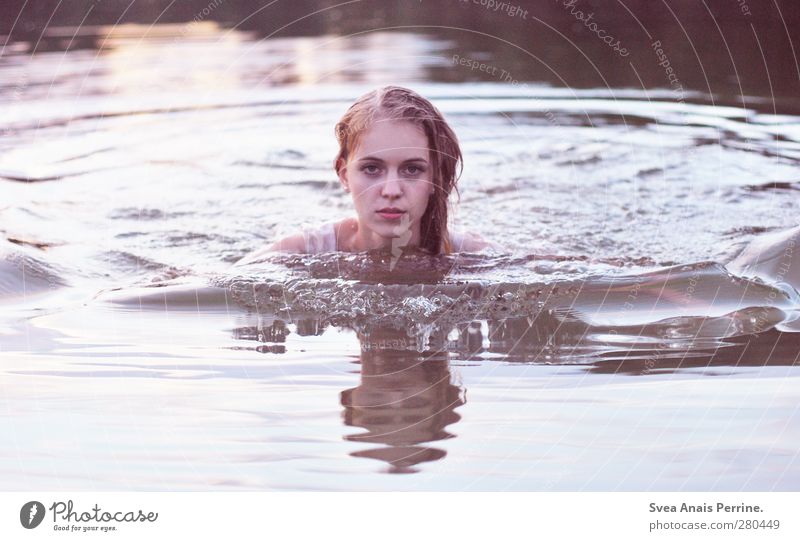 verschwommen. feminin Junge Frau Jugendliche Haare & Frisuren Gesicht 1 Mensch 18-30 Jahre Erwachsene Umwelt Natur Wasser See blond langhaarig nass natürlich