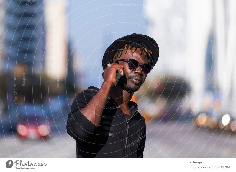 Vorderansicht des schwarzen Mannes mit Sonnenbrille und stehendem Hut Lifestyle Stil Glück Freizeit & Hobby sprechen Telefon PDA Technik & Technologie Mensch