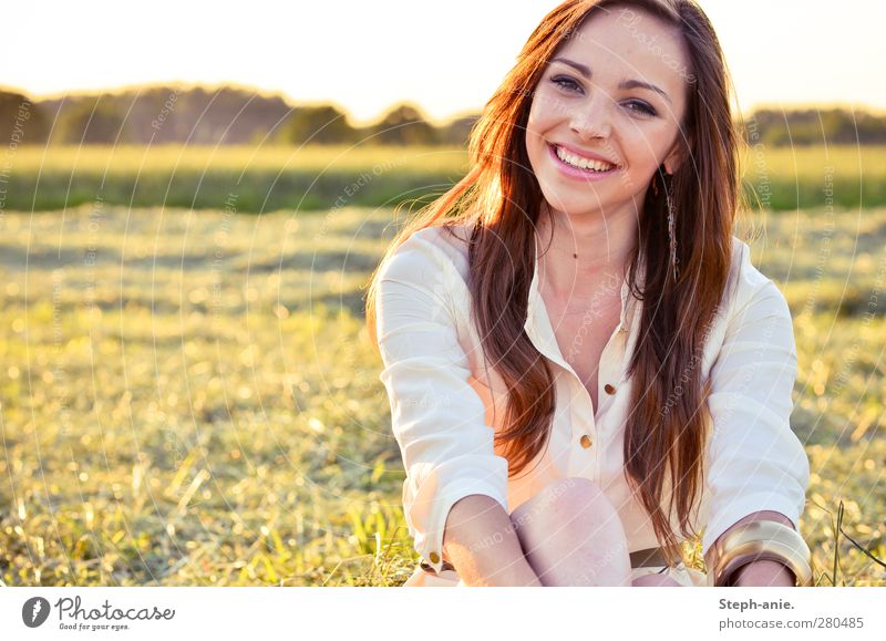 Sommertage. :) feminin Junge Frau Jugendliche Erwachsene Kopf Haare & Frisuren 1 Mensch Natur Sonnenlicht Schönes Wetter Gras Wiese Lächeln lachen sitzen