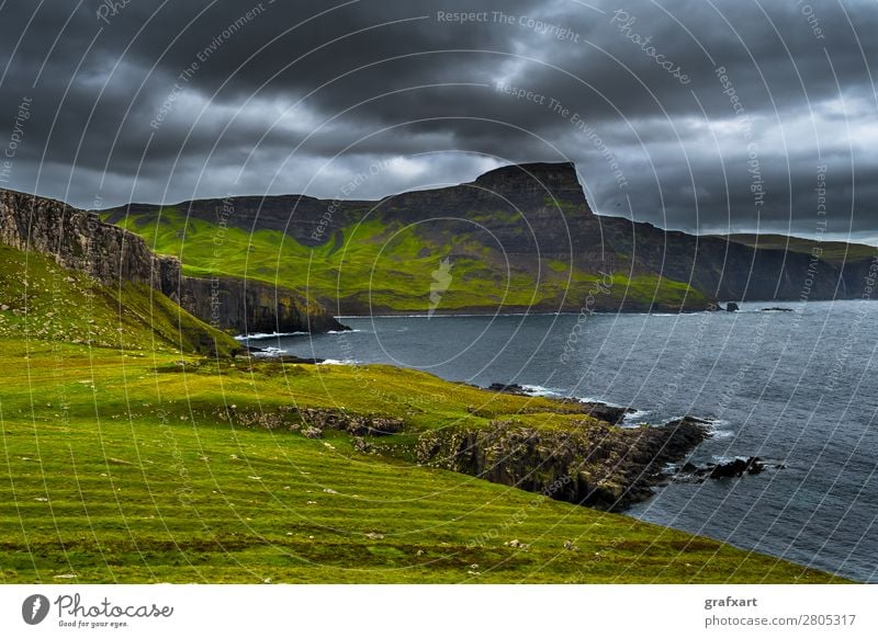 Klippen am Neist Point auf der Isle of Skye in Schottland Atlantik Aussicht Berge u. Gebirge Geologie Großbritannien Highlands Himmel Klima Küste Landschaft