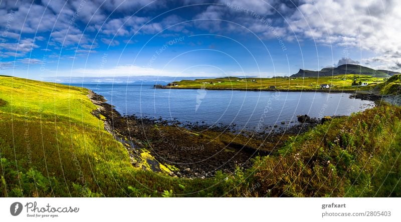 Landschaft an der Küste der Isle of Skye in Schottland Atlantik Berge u. Gebirge Dorf Einsamkeit Erholung Großbritannien Haus Hebriden Hügel Insel ländlich