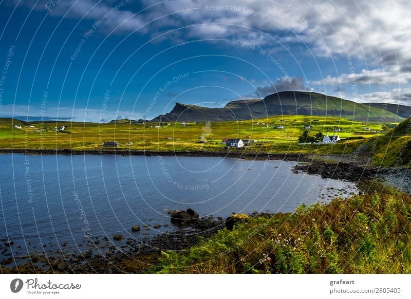 Landschaft an der Küste der Isle of Skye in Schottland Atlantik Berge u. Gebirge Dorf Einsamkeit Erholung Großbritannien Haus Hebriden Hügel Insel ländlich