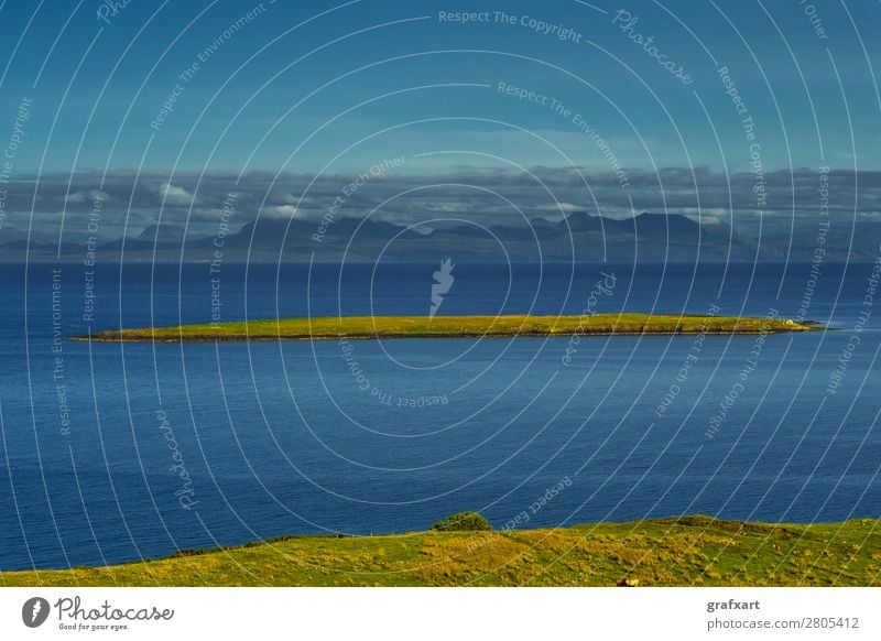 Ferne Insel an der Küste der Isle of Skye in Schottland Atlantik Aussicht Einsamkeit Großbritannien Hebriden Herde Hintergrundbild Horizont Klippe ländlich