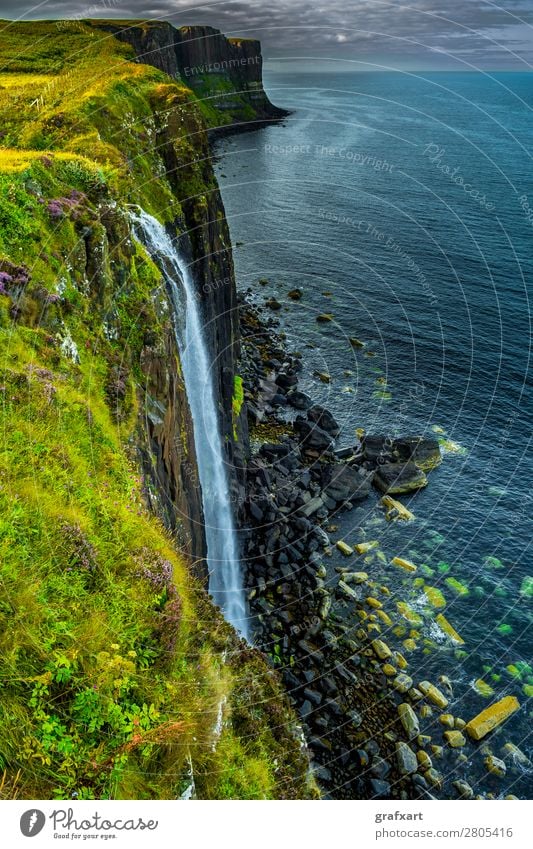 Wasserfall bei Kilt Rock auf der Isle of Skye in Schottland Schlucht Am Rand Atlantik fallen Felsen fließen Fluss Großbritannien Highlands hoch Horizont Insel