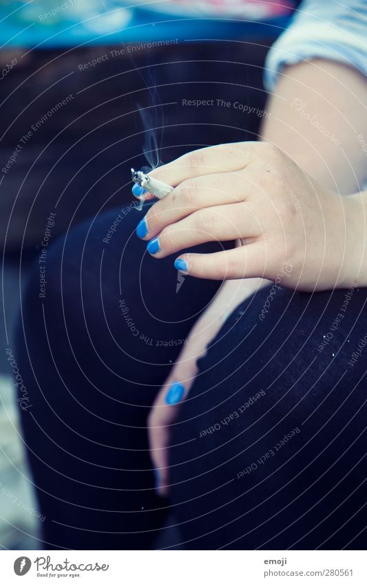[b]lue Junge Frau Jugendliche Hand Finger 1 Mensch 18-30 Jahre Erwachsene blau Nagellack Rauchen Zigarette Farbfoto Gedeckte Farben Außenaufnahme Detailaufnahme