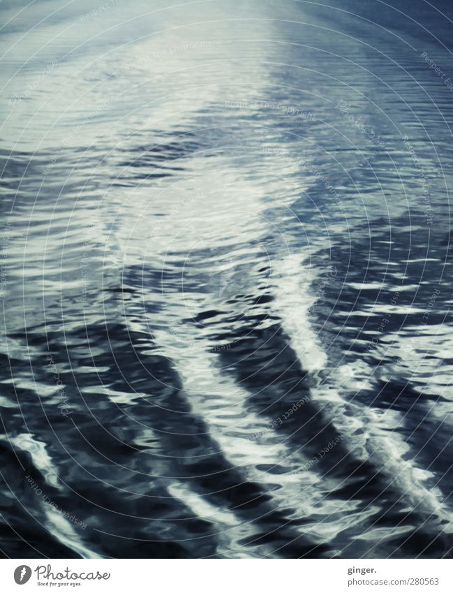 Hiddensee | Bleigraue See Umwelt Wasser Wellen blau blau-grau Riffel malen Schatten Schattenspiel Heck hell dunkel Bewegung Gedeckte Farben Außenaufnahme
