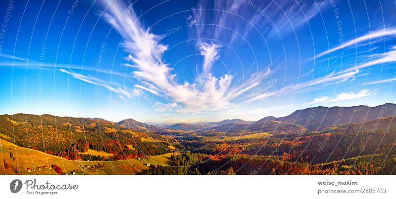 Panoramablick auf das Herbstbergtal schön Ferien & Urlaub & Reisen Tourismus Ausflug Abenteuer Ferne Freiheit Expedition Berge u. Gebirge wandern