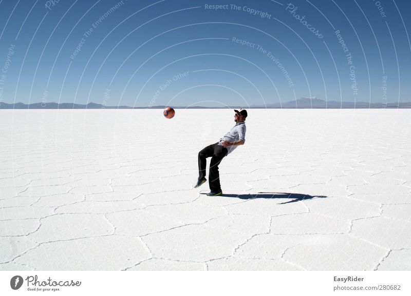 Weißer Rasen Fußball Fußballplatz Mensch maskulin Junger Mann Jugendliche 1 Landschaft Erde Wolkenloser Himmel Dürre Felsen See Salzsee Wüste Salzwüste