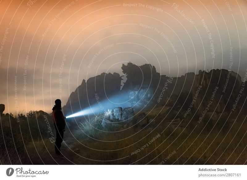 Mann mit Taschenlampe bei Nacht in den Bergen Abenteuer erkunden Berge u. Gebirge Lifestyle Einsamkeit Laterne Nebel Wald Natur schwarz Landschaft