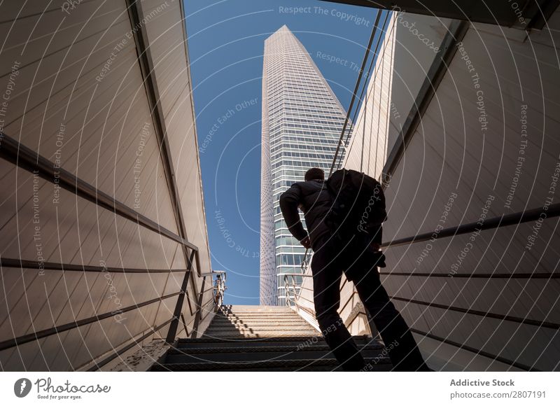 Mann steigt die Treppe zum Wolkenkratzer hinauf - 2 Büro Großstadt Hochhaus Mensch Außenseite modern Business Zentrum nach oben Madrid Erfolg Stadt Skyline
