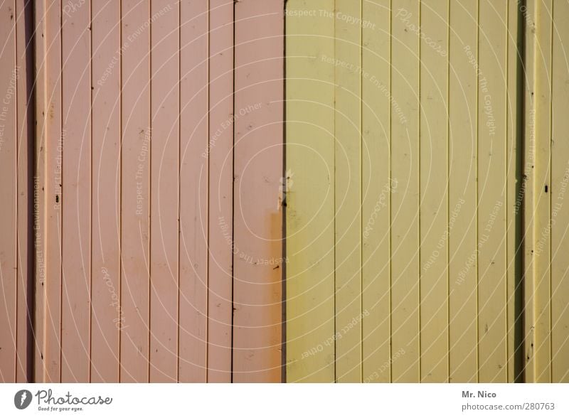 zweifarbig Hütte Gebäude Fassade Tür gelb rosa Verschiedenheit Holz außergewöhnlich Strukturen & Formen minimalistisch alt Modernisierung Holztür Altbau