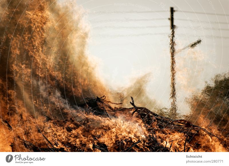 Feuer! Urelemente Klima Klimawandel Wärme Dorf heiß Waldbrand Osterfeuer Scheiterhaufen Strommast Oberleitung Desaster Dürre Luftspiegelung Flamme Farbfoto