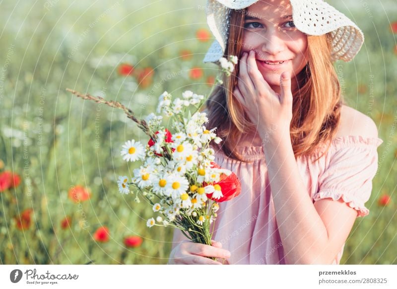 Schönes junges Mädchen im Feld der Wildblumen Lifestyle Freude Glück schön Sommer Garten Kind Mensch Frau Erwachsene Eltern Mutter Familie & Verwandtschaft 1