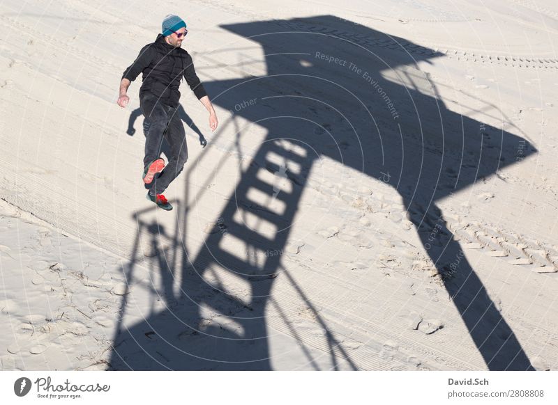 Schattenspiel Mensch maskulin Mann Erwachsene 1 30-45 Jahre Sand Schönes Wetter Küste Ostsee Sonnenbrille Mütze stehen dünn Freude Zufriedenheit Lebensfreude