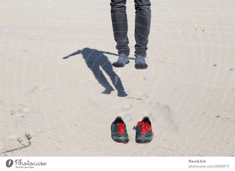 Abgehoben Mensch maskulin Mann Erwachsene 1 Sand Schuhe Turnschuh Bewegung fliegen springen außergewöhnlich verrückt grün rot Freude Boden Fuß abgehoben