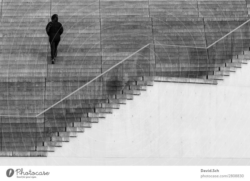Eine Person geht eine Treppe hinauf Mensch 1 Berlin Stadt Bauwerk Gebäude Architektur Geländer Fußgänger Kapuze Jacke Stein Beton Glas Bewegung laufen modern