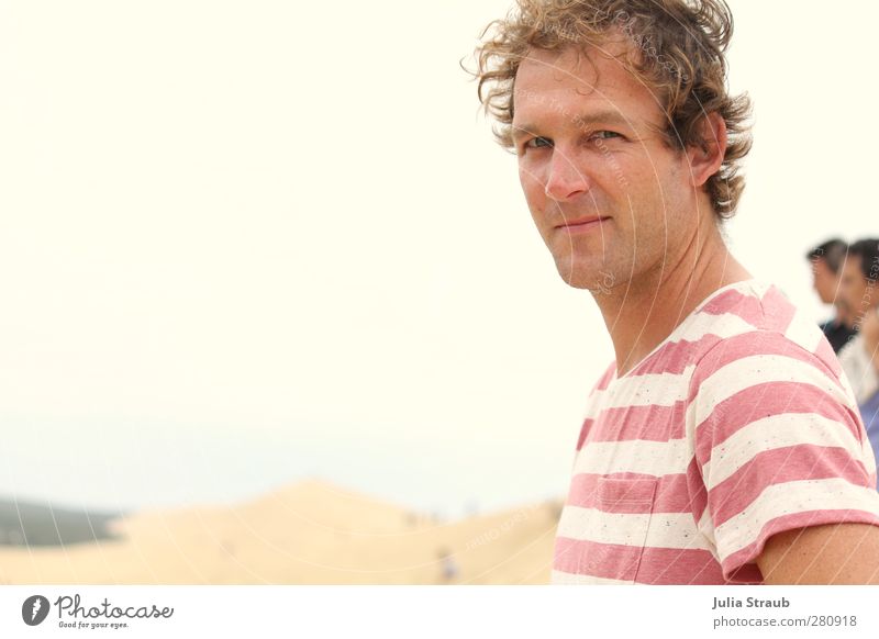 Mann Locken Düne maskulin Erwachsene 1 Mensch 18-30 Jahre Jugendliche Sand Sommer Stranddüne T-Shirt brünett kurzhaarig Blick stehen braun rot Misstrauen Unlust