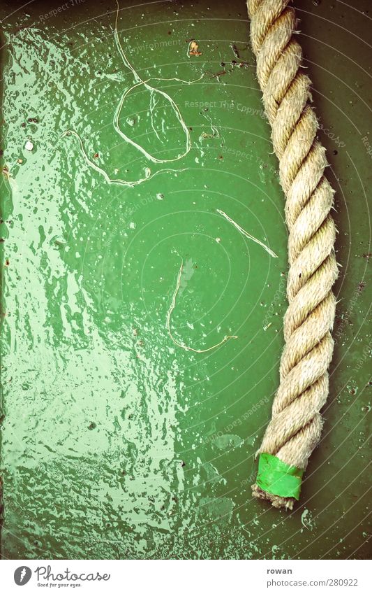 Tau Schifffahrt Kreuzfahrt Bootsfahrt Passagierschiff Fischerboot Sportboot Jacht Wasserfahrzeug Seil An Bord kalt nass grün Stabilität Farbfoto Außenaufnahme