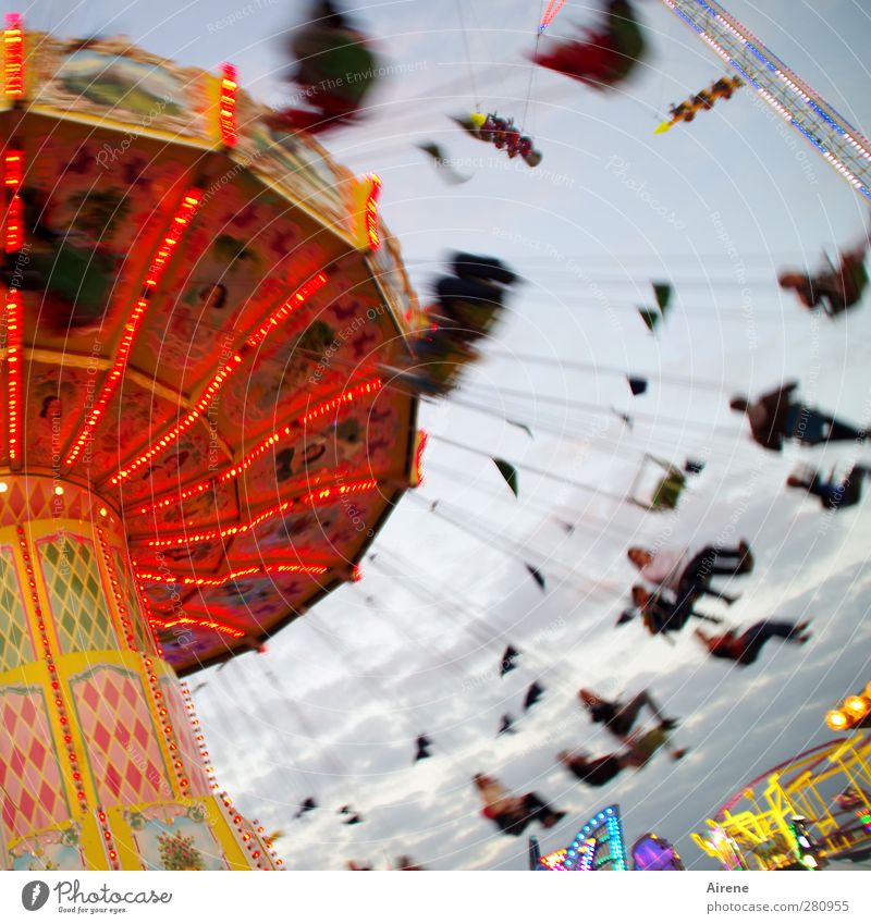 Jetzt gehts rund! Kettenkarussell Oktoberfest Jahrmarkt Karussell Menschengruppe fahren schaukeln fliegen drehen Fröhlichkeit lustig Geschwindigkeit wild rot