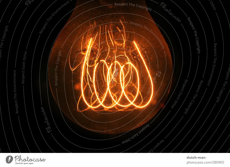 Glühbirnenfaden Lampe Macht Spirale Licht Knolle Draht glühend Glühdraht Farbfoto Nahaufnahme Detailaufnahme Menschenleer Freisteller Hintergrund neutral Nacht