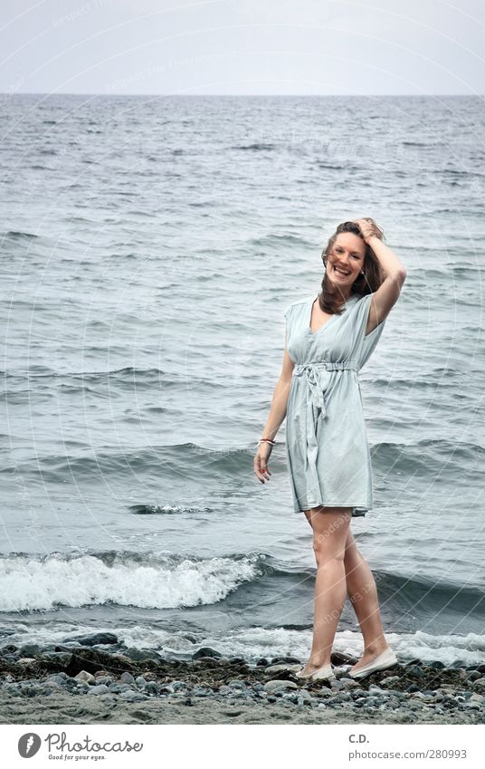 Lia am Strand Freude Sommer feminin Junge Frau Jugendliche 1 Mensch 18-30 Jahre Erwachsene Wasser Himmel Horizont Schönes Wetter Wellen Küste Ostsee Kleid