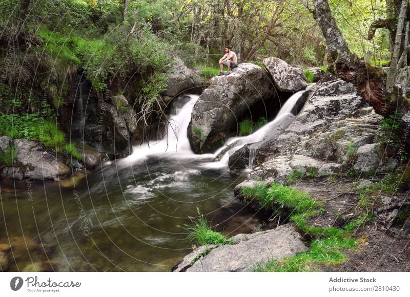 Junger Mann ruht sich am Wasserfall aus. Natur Sommer Ferien & Urlaub & Reisen genießend Gesundheit Körper Entwurf grün frisch gutaussehend Mensch Lifestyle