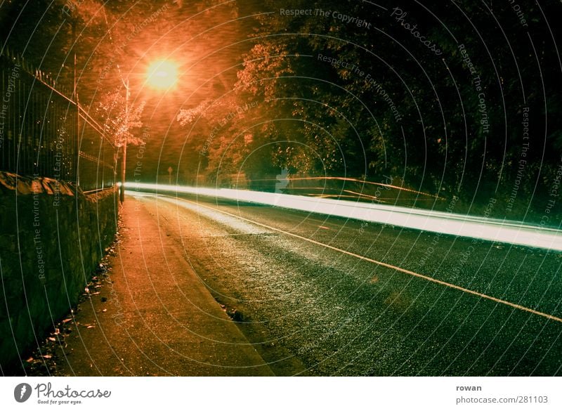 nachtfahrt Verkehr Verkehrsmittel Verkehrswege Straßenverkehr Autofahren dunkel Stadt Leuchtspur Geschwindigkeit Lampe Straßenbeleuchtung Beleuchtung Kurve