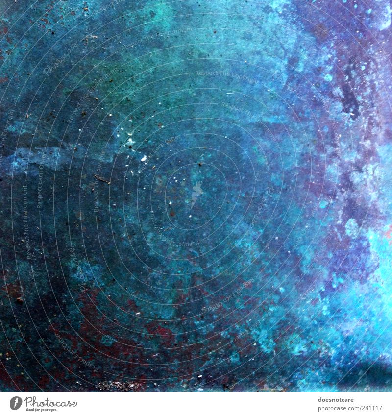 Korrodierte Oberfläche Himmel blau violett türkis Weltall Milchstrasse Oberflächenstruktur Rost Metall Unendlichkeit Farbfoto Außenaufnahme Detailaufnahme