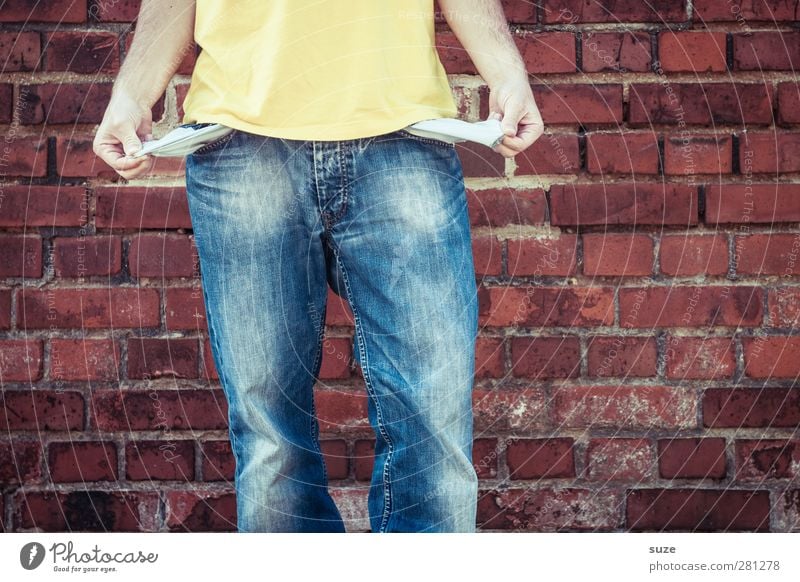 Hab nix Stil sparen Mensch maskulin Mann Erwachsene Jugendliche Körper Arme Hand 1 18-30 Jahre Mauer Wand Mode Bekleidung T-Shirt Hose Jeanshose stehen Armut