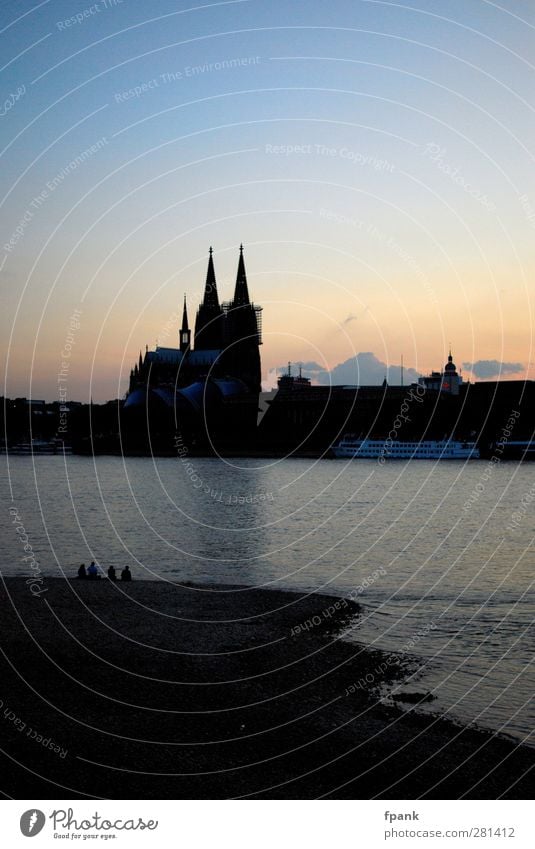 Neulich abends am Rhein Sightseeing Städtereise Flussufer Köln Stadt Skyline Dom Bauwerk Sehenswürdigkeit Wahrzeichen Binnenschifffahrt Passagierschiff