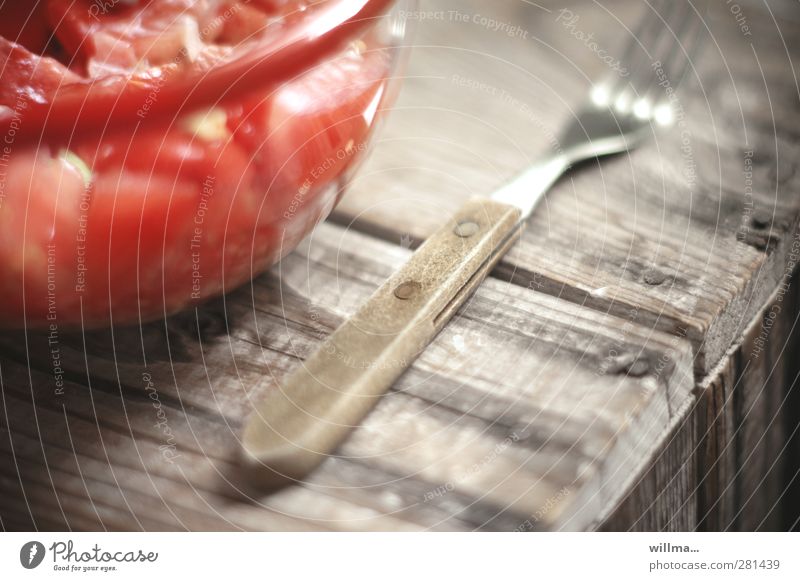 Tomatensalat und Gabel mit Holzgriff, gesunde Ernährung Gesunde Ernährung Appetit & Hunger lecker Holztisch rustikal Schüssel Bioprodukt vegetatisch