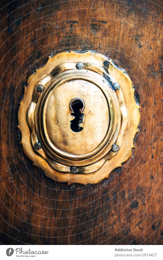 Nahaufnahme eines alten Schlüsselschlosses an einer antiken Holztür. Textur-Hintergrund Schloss Tür aufschließen Antiquität heimwärts offen rustikal Zugang