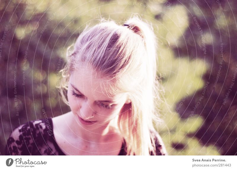sommer abende. feminin Kopf Haare & Frisuren Gesicht 1 Mensch 18-30 Jahre Jugendliche Erwachsene Natur Schönes Wetter Garten Park blond langhaarig Zopf