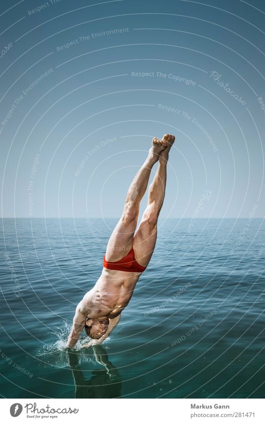 Sprung Lifestyle Wellness Leben Erholung Sommer Meer Sport Wassersport Mensch maskulin Junger Mann Jugendliche Erwachsene Badehose Schwimmen & Baden springen