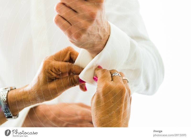 Ein Bräutigam, der an seinem Hochzeitstag Manschettenknöpfe anlegt. Reichtum elegant Stil Büro Business Mensch maskulin Mann Erwachsene Hand Finger Mode