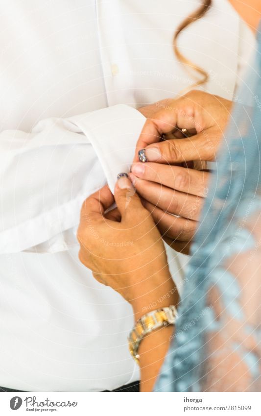 Ein Bräutigam, der an seinem Hochzeitstag Manschettenknöpfe anlegt. elegant Stil Büro Business Mensch maskulin feminin Frau Erwachsene Mann Hand Finger Mode