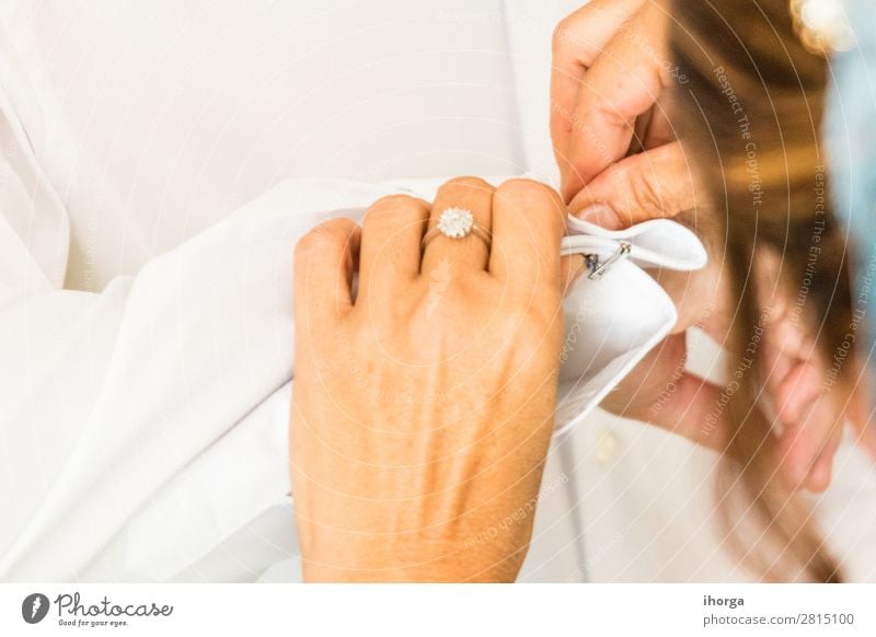 Ein Bräutigam setzt Manschettenknöpfe an seinem Hochzeitstag auf. Reichtum elegant Stil Büro Business Mensch maskulin Frau Erwachsene Mann Hand 2 Mode
