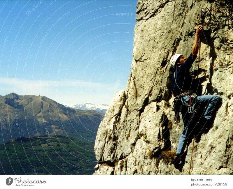 Klettern im Tessin Kanton Tessin Schweiz Bergsteigen Vorstieg retten Extremsport