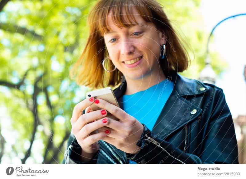 Rothaarige Frau, die eine Nachricht mit dem Smartphone sendet. Lifestyle Glück schön Haare & Frisuren Dekoration & Verzierung Business Telefon PDA