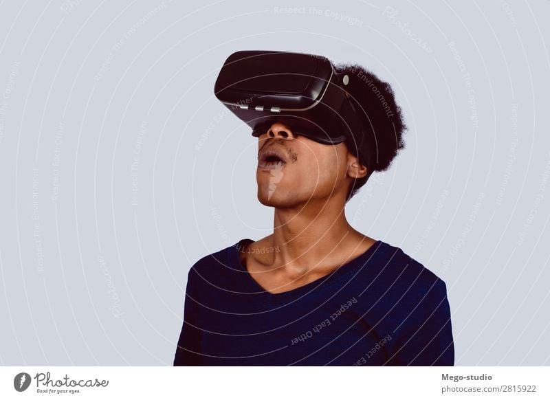 Afroamerikanischer Mann, der Virtual Reality erlebt. Design Freude Spielen Entertainment Business Headset Technik & Technologie Mensch Erwachsene Hemd Afro-Look