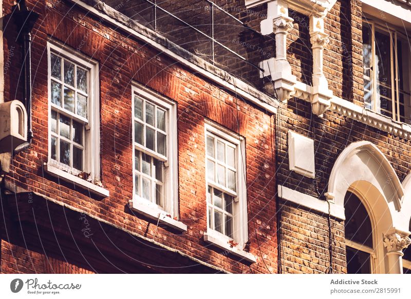 Ziegelflachkisten in London. Horizontale Außenaufnahme Haus Backstein Fenster Architektur Vorderseite Gebäude rot Wand Großstadt Stadt Menschenleer