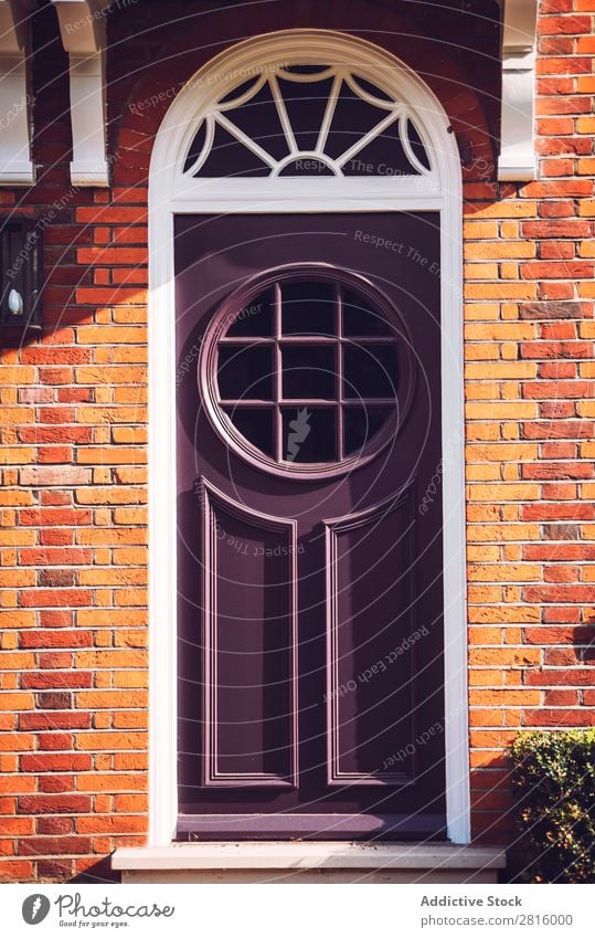 Blick auf eine lebendige violette Tür mit runden Fenstern in der Londoner Str. altehrwürdig hell schwarz gelb gestylt Eingangstür Glas Holz Farbe mehrfarbig
