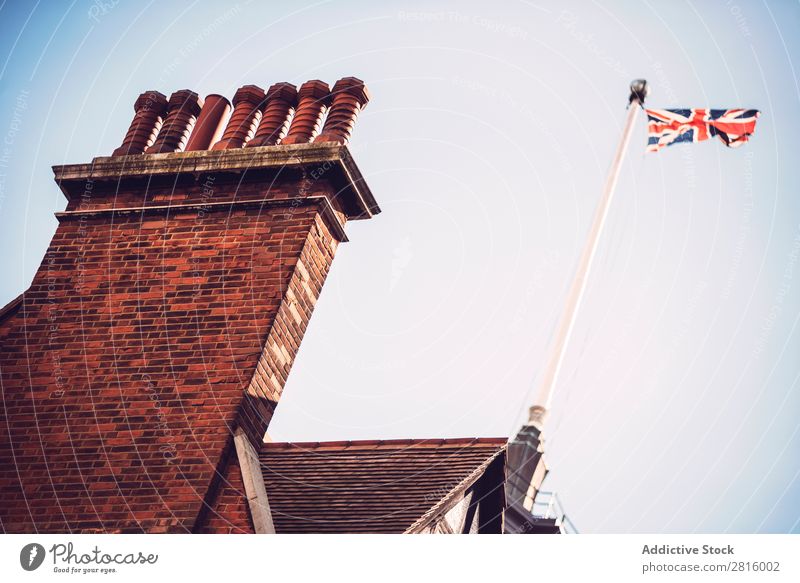 Britische Flagge an einem Gebäude Fahne hängen patriotisch national Wand Straße Großstadt Stadt alt London horizontal Außenaufnahme Menschenleer Großbritannien