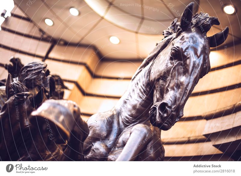 LONDON, GROßBRITANNIEN - 15. OKTOBER 2016: Pferdestatue im Piccadilly Zirkus Statue piccadilly London England Tourismus Ferien & Urlaub & Reisen Briten