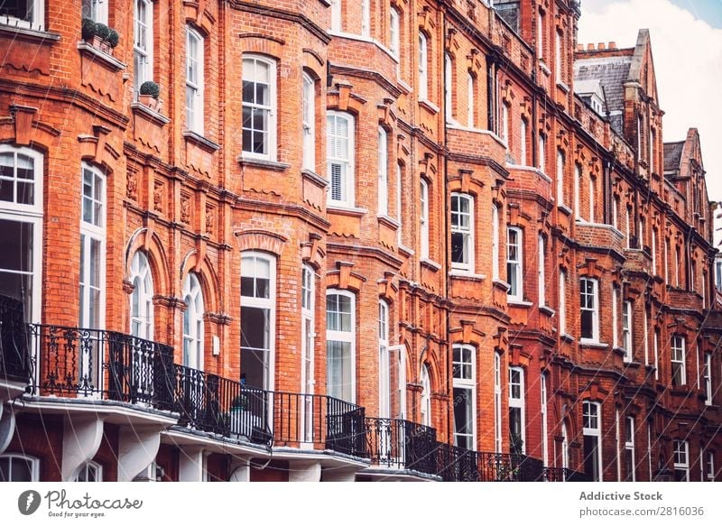 Backsteingebäude Haus Fenster London Architektur Vorderseite Gebäude rot flach Wand Großstadt Stadt Außenaufnahme Menschenleer Großbritannien Textfreiraum