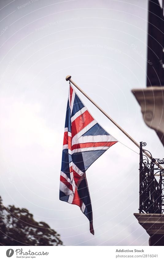 britische Flagge Fahne Himmel Großbritannien hängen Gebäude patriotisch national Wand Straße Großstadt Stadt alt London vertikal Außenaufnahme Menschenleer